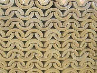 聚氨酯保溫材料采用高功能聚醚多元醇和多次甲基多苯基多異氰酸酯為主要原料，在催化劑、發泡劑、表面活性劑等作用下，現場澆灌或預制成型等方法，經化學反映發泡而成。聚氨酯保溫材料是一種新型的高分子合成材料，具